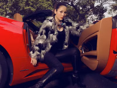 Chân dài đọ dáng cùng Ferrari mui trần