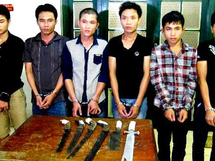 Trộm gỗ sưa, vác kiếm dọa chém người