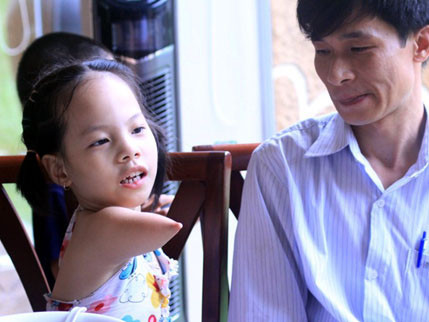 Ảnh vẻ đẹp thiên thần bé gái không tay chân