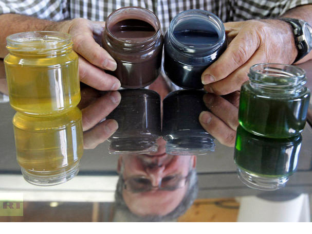 Ba lọ mật ong có màu lạ bên cạnh lọ mật vàng tự nhiên