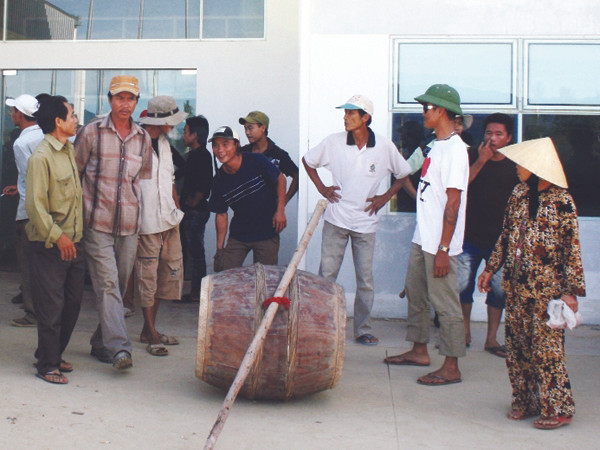 Bị truy sát, dân kéo đến đập phá trụ sở dự án