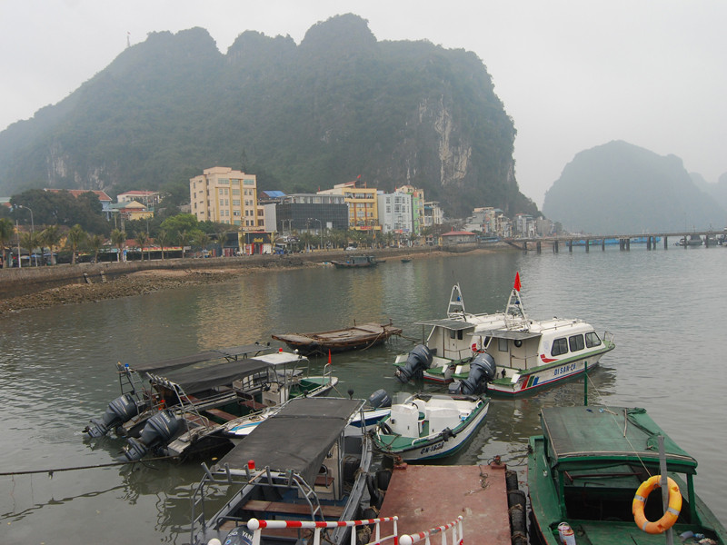 Núi Bài thơ nhìn từ Vịnh HL. Ảnh: Xuân Ba