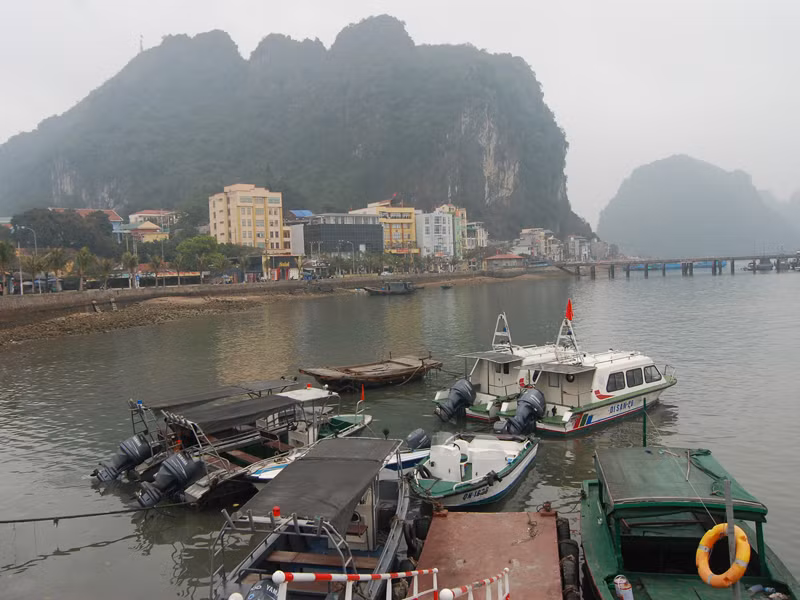 Núi Bài thơ nhìn từ Vịnh HL. Ảnh: Xuân Ba