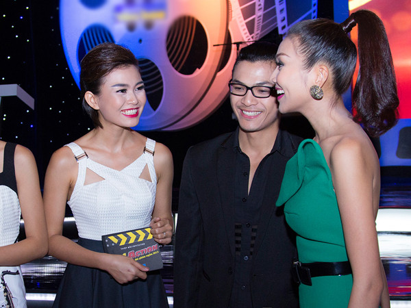 Thanh Hằng vai trần gợi cảm bên dàn học trò Next Top Model