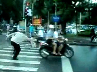 Ông Tây điều khiển giao thông ở thủ đô