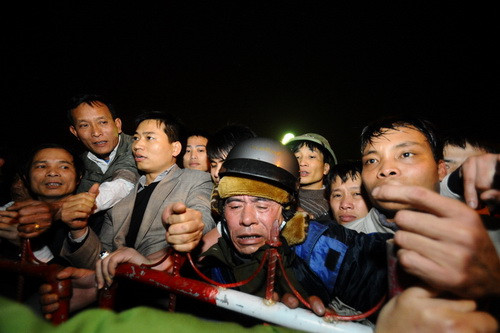 Đền Trần ngộp thở đêm khai Ấn