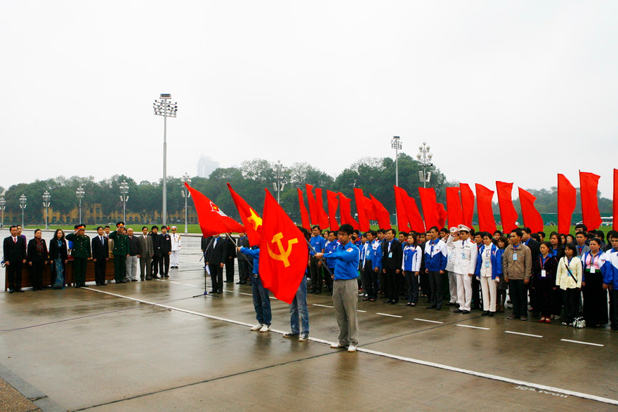 Hơn 80 bí thư Đoàn cơ sở xuất sắc trong cả nước tề tựu trước Quảng trường Ba Đình báo công dâng Bác.