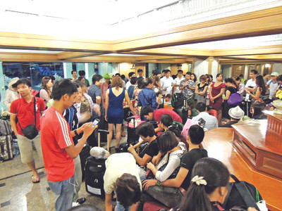 Hơn 700 du khách bị bỏ rơi: Bốn ngày sống như tị nạn