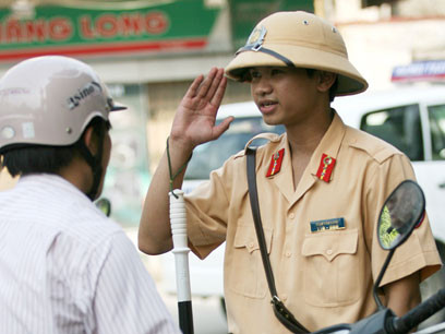 Cảnh sát nhẹ nhàng xin lỗi dân