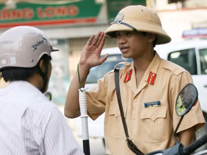 Cảnh sát nhẹ nhàng xin lỗi dân