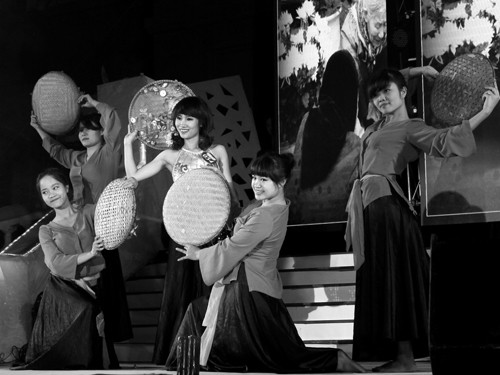 Mộc mạc 'Nhà quê', 'Uống trà' với sinh viên Phương Đông