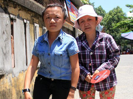 Hai mẹ con xương thủy tinh xuống núi thi đại học