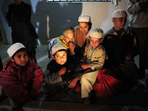 Giải thoát 45 học sinh Pakistan bị xiềng xích dưới tầng hầm