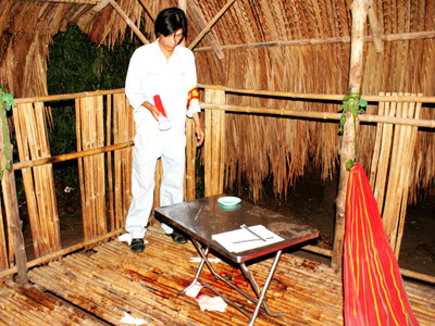 Cô gái bị cắt cổ trong quán cà phê