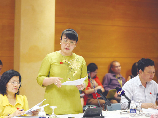 ĐB Nguyễn Thị Nguyệt Hường phát biểu tại tổ Hà Nội Ảnh: Hồng Vĩnh