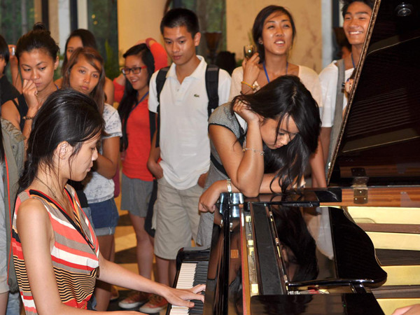 Diệu Ân biểu diễn đàn trước các trại viên