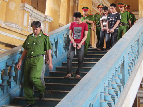 Đâm chém kinh hoàng để... bênh vợ