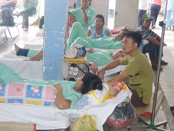 Điều trị cho bệnh nhân ở hành lang, cầu thang là chuyện thường ngày tại BV Chấn thương chỉnh hình TPHCM - ảnh chụp sáng 28-11. Ảnh: L.N