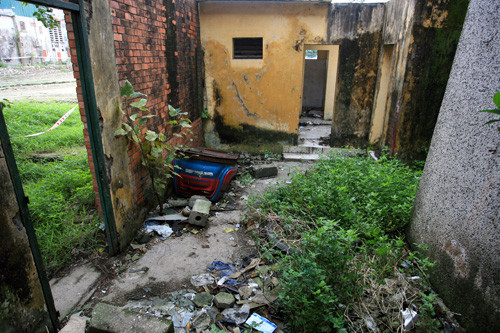 Đang đi bộ thì bị ép vào toilet công viên cưỡng hiếp