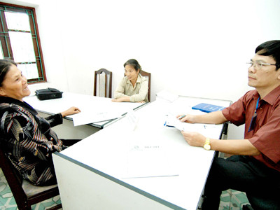 Đợi ngoài cổng hai năm chưa được tiếp