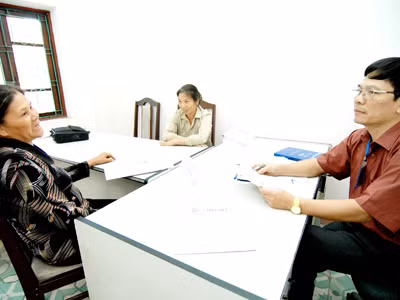 Đợi ngoài cổng hai năm chưa được tiếp