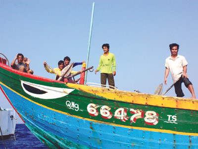 Họ đã chống chọi quật cường với sóng dữ để trở về an toàn