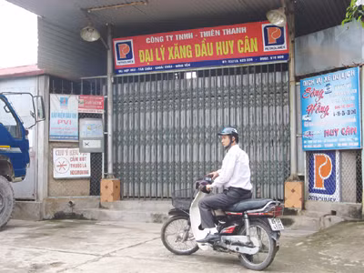 Cây xăng này (Khoái Châu, Hưng Yên) viện cớ bận, hết hàng nên đã đóng cửa nhiều ngày qua Ảnh: Văn Việt