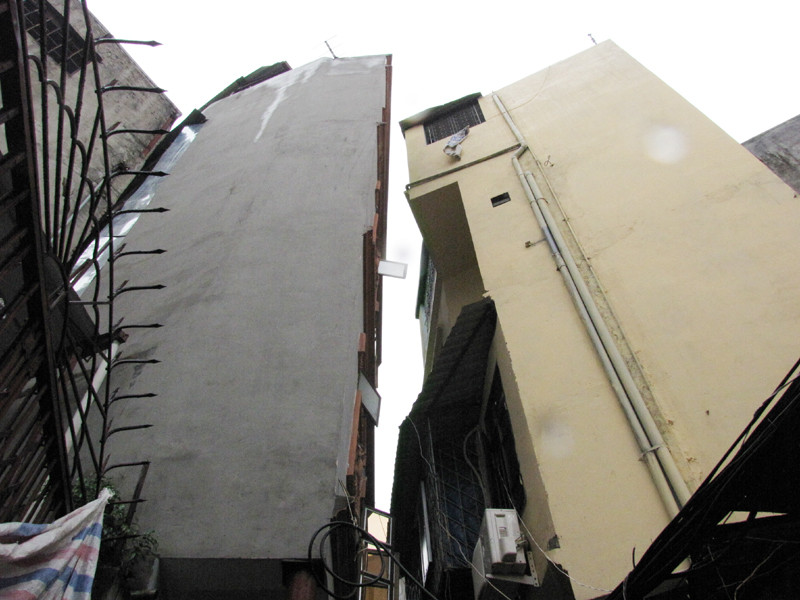 Hai ngôi nhà 4 và 5 tầng bị nghiêng lún