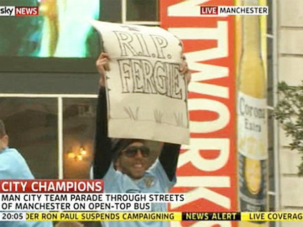 Tevez hoan hỉ giương cao "bia mộ" trên xe bus.