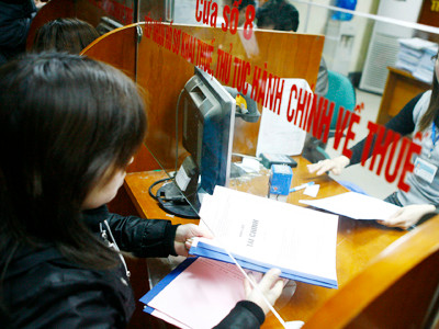 Doanh nghiệp làm thủ tục thuế Ảnh : Hồng Vĩnh