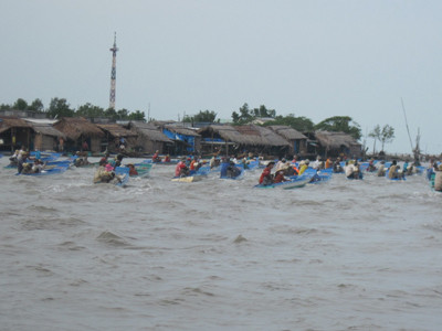 Bãi biển bị cày nát bởi hàng ngàn người cào nghêu nườm nượp đổ về Ảnh: Tiến Hưng