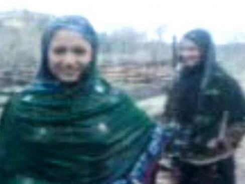 Hai chị em xuất hiện trong đoạn clip tắm mưa bị sát hại