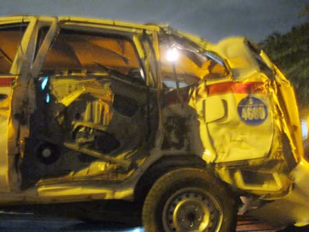 Tàu hỏa đâm taxi, 9 người thương vong