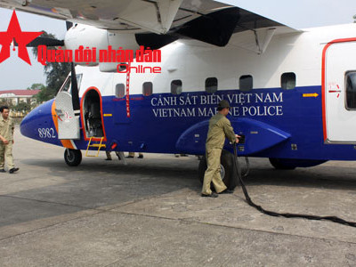 Máy bay tuần thám CASA-212 hướng về phía biển