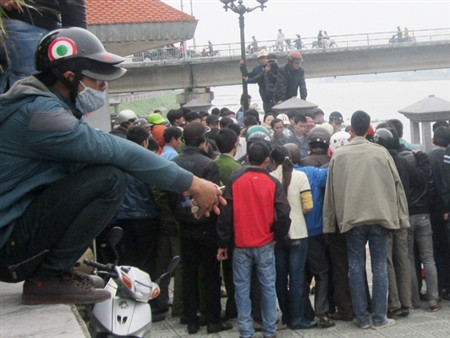 Phát hiện thi thể đàn ông bị buộc vào đá dưới sông