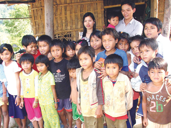 Những giáo viên cắm bản tại thôn A Đâu (xã Dang, huyện Tây Giang, Quảng Nam) bên học trò nghèo. Ảnh: Nguyễn Thành