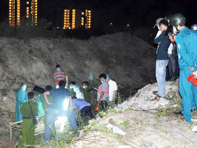 Lực lượng chức năng khám nghiệm tử thi