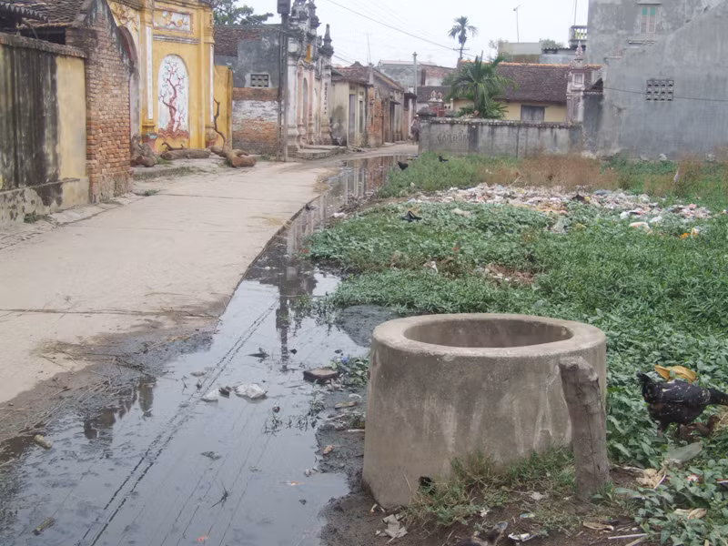 Úng ngập kinh niên lan ra cả các vùng ngoại thành Hà Nội hiện nay. Ảnh: Quốc Dũng