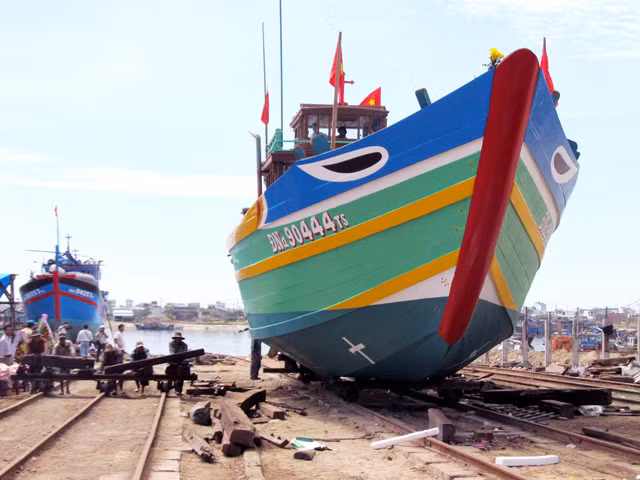 Tàu ĐNa 90444 TS - tàu dịch vụ Hoàng Sa hạ thủy Ảnh: Nam Cường