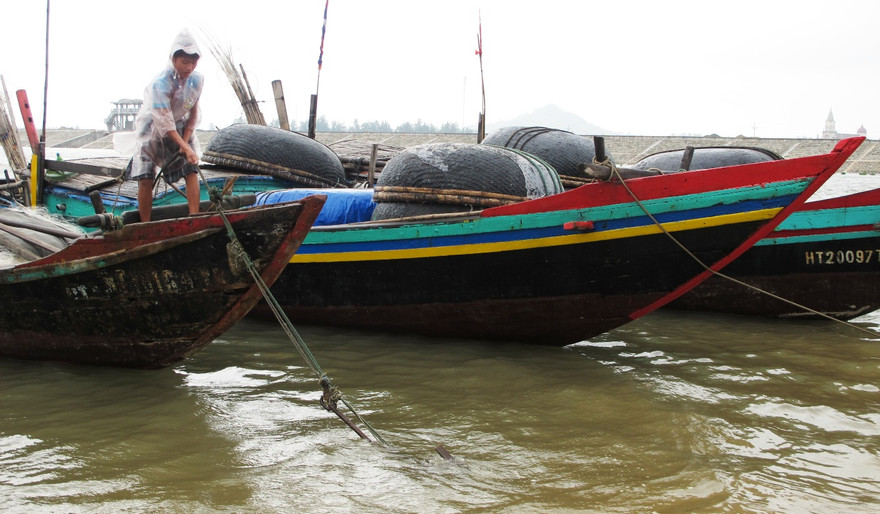 Hà Tĩnh - Thanh Hóa căng mình đón bão