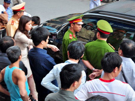 Hà Nội: Người phụ nữ 'cố thủ' trong xe BMW