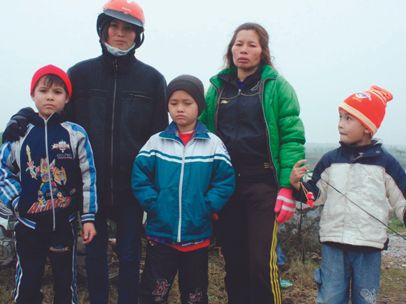 Vợ con ông Vươn, ông Quý sau vụ cưỡng chế Ảnh: CTV