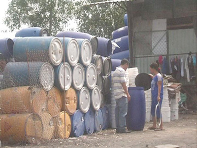 Nguy hại tái sử dụng thùng phuy chứa hóa chất