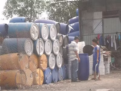 Nguy hại tái sử dụng thùng phuy chứa hóa chất