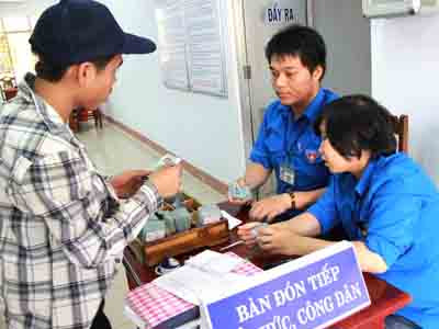 'Công bộc' giúp dân làm thủ tục hành chính