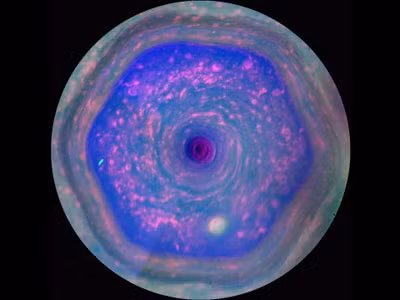 Phát hiện vật thể kỳ lạ trên sao Thổ