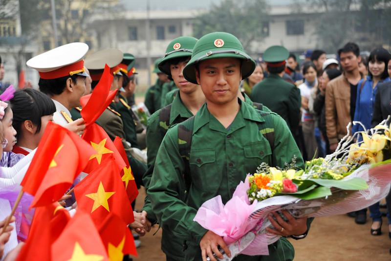 Nhiều thanh niên tốt nghiệp ĐH, CĐ nhập ngũ