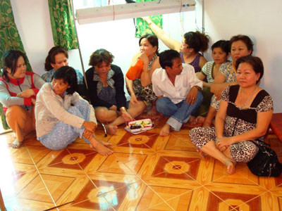 Các con bạc bị bắt giữ tại sòng bạc “quý bà”