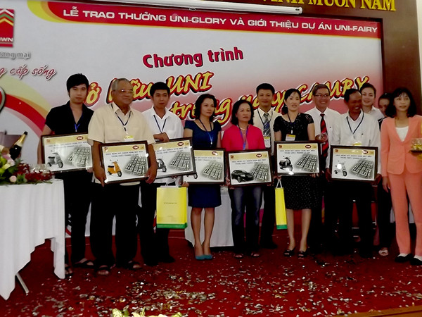 Mua UNI -TOWN, trúng Camry