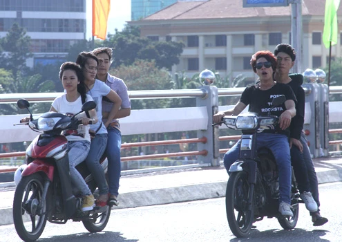 Tết đầu trần dạo phố thách đố CSGT